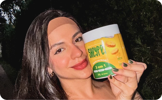 Mulher bebendo água durante treino