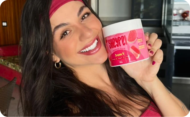 Mulher sorrindo segurando pote de Sheypei